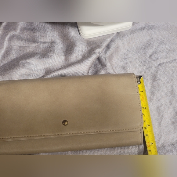 Universal Thread Trifold Wallet - Picture 7 of 10